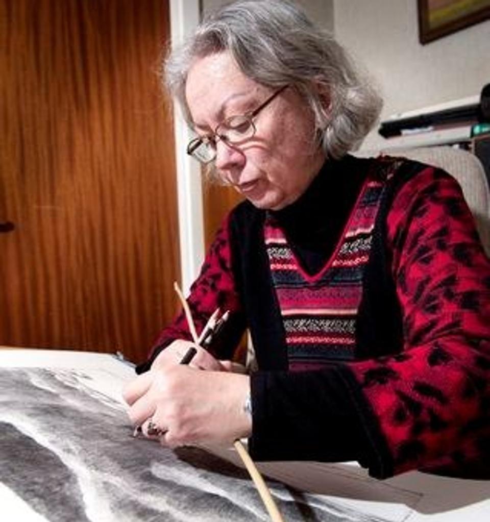 Når Lene Rasmussen tegner, bruger hun blyanter i ?mange forskellige hårdhedsgrader og i mange forskellige typer for at opnå de mange gråtoner i skraveringerne.