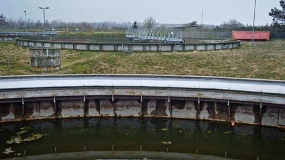 En ny kloakledning under Limfjorden har siden 1. april ført spildevandet fra Hals til renseanlægget i Aalborg. Tirsdag holdt Aalborg Forsyning rejsegilde på Limfjordskrydsningen, der betyder, at Hals Renseanlæg i samme omgang nedlægges. Foto: Martin