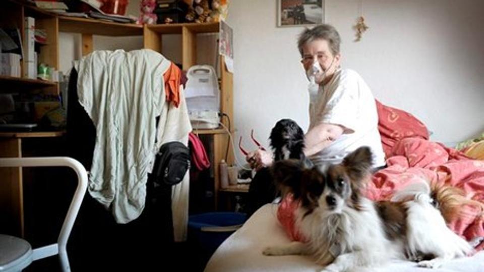 63-årige Hanne Edith Jensen, Fjordlystvej 24, Næsby, der er hårdt ramt af lungesygdommen KOL og hendes små hunde er hendes et og alt i en trist hverdag. Foto: Michael Koch