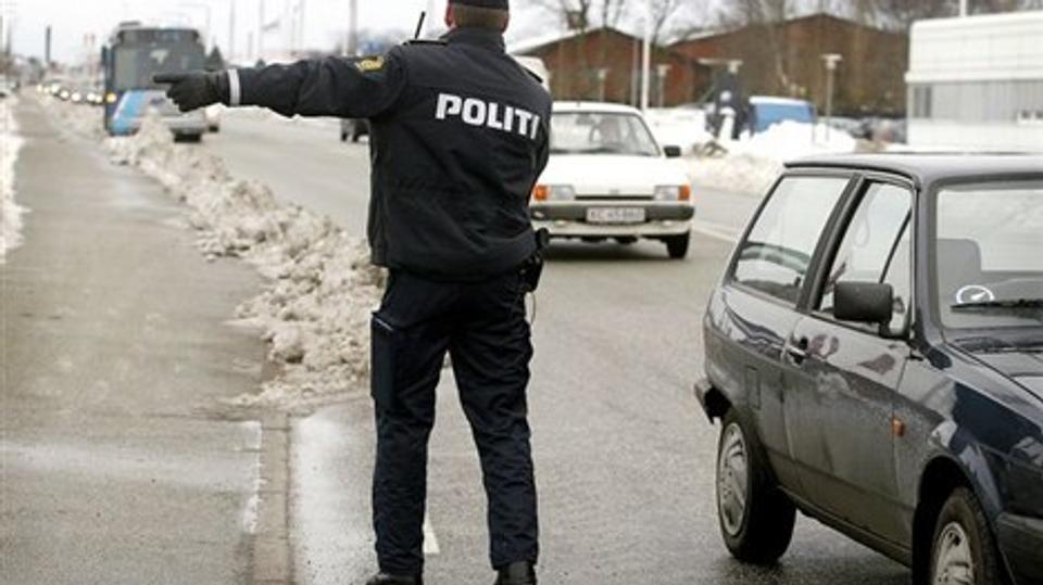 Det koster dyrt at blive vinket ind til siden efter at have talt i mobiltelefon bag rattet. Arkivfoto