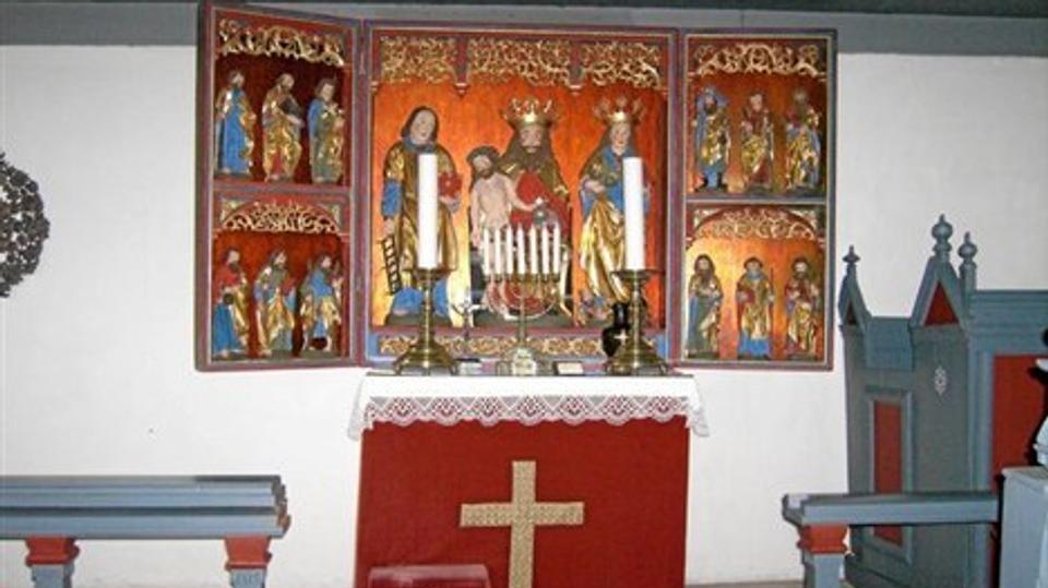 Kirkens inventar blandt andet med altertavle fra Flade Kirke skal undersøges for råd af Nationalmuseet. Privatfoto