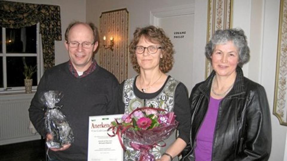 Annette og Poul Jess fik pris overrakt af kredsformand Kathrine Jensen (th), LandboNord.Privatfoto
