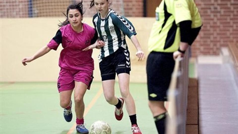 Fredag,lørdag og søndag blev der spillet 263 kampe for at finde vinderne af Clean Danmark Cup i indefodbold. Der blev gået til bolden, som her, hvor pigerne i U18-puljen kæmpede. Foto Lars Pauli