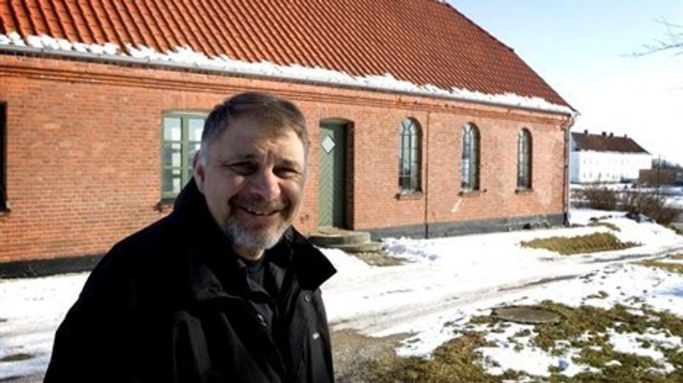 Forpagter Uffe Nielsen, Den Gamle Smedie, får støtte fra LAG Vendsyssel til at renovere spisestedet. I baggrunden ses Børglum Kloster. Arkivfoto: Bent Jakobsen