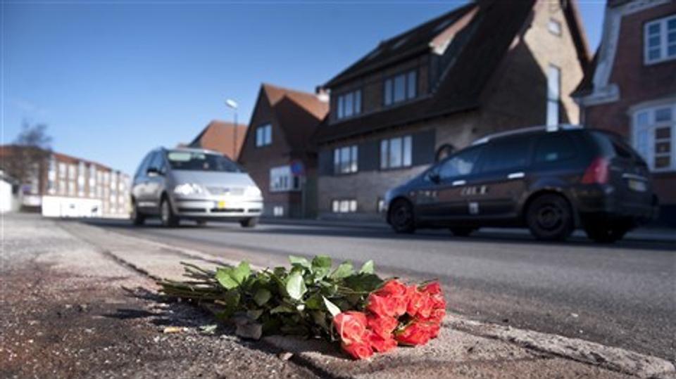 Der blev i løbet af søndagen lagt blomster på stedet, hvor den 54-årige kvinde blev dræbt. Foto: Toben Hansen