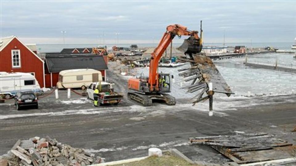 Entreprenør Carl Olsen er i fuld gang med at fjerne de gamle træbroer i Lumskebugten ved havnen i Vesterø.Privatfoto