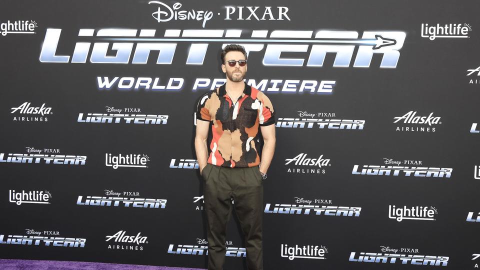 "Lightyear" foregår i samme univers som Toy Story-filmene, man kender Buzz Lightyear fra. Chris Evans lægger stemme til den velkendte karakter. Her ses han på den røde løber i forbindelse med filmens præmiere. <i>Nina Prommer/Ritzau Scanpix</i>