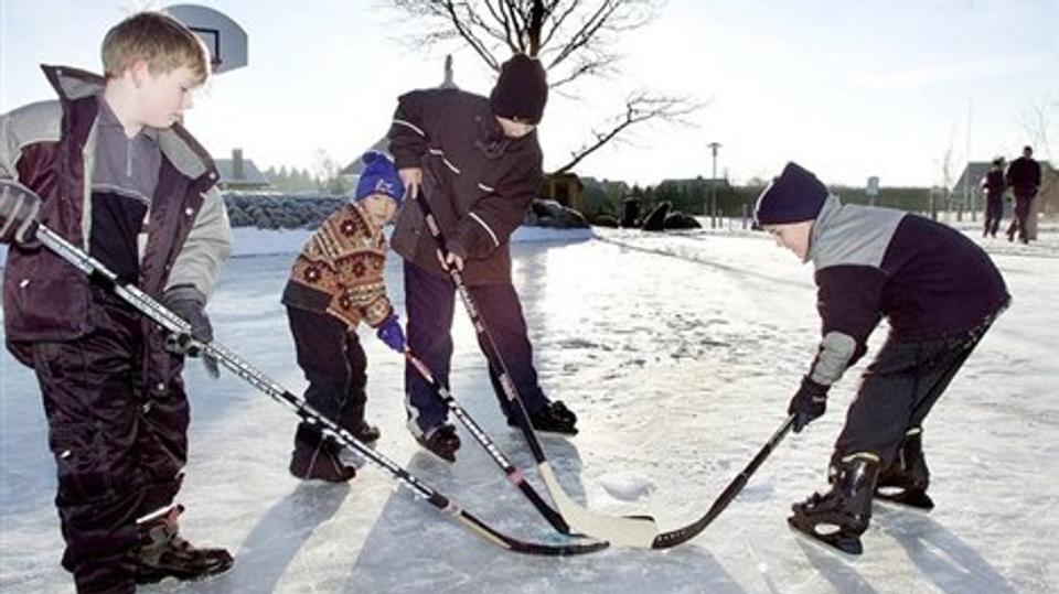 Nu kan der løbes, leges og spilles ishockey på isen rundt om på kommunens søer. 
Arkivfoto: Michael Koch