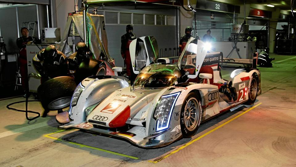 Tom Kristensens Audi R18 e-tron quattro #2 brugte alt for megen tid i pitten i Bahrain. Foto: Audi <i>Audi Communications Motorsport</i>