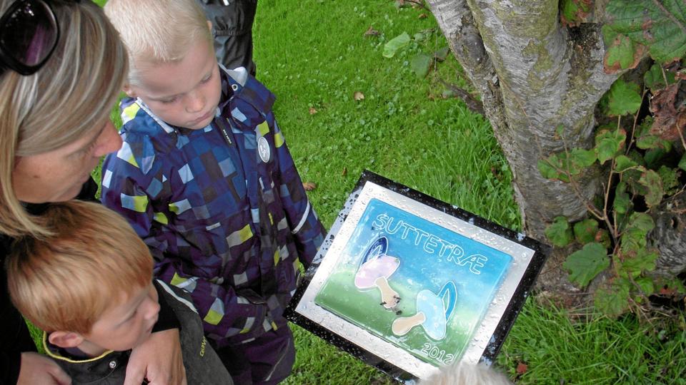 Suttetræet har også fået et skilt. Privatfoto