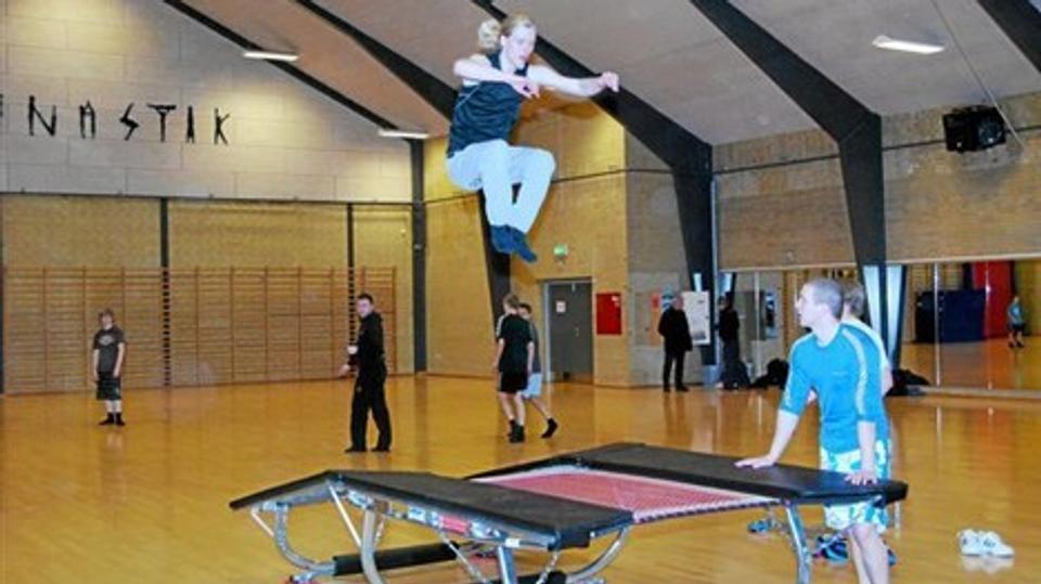 Aars Gymnastikforening har netop investeret i en dobbelt minitrampolin. Ialt 175.000 kroner gik fra foreningens budget i 2011 til nye rekvisitter. Privatfoto
