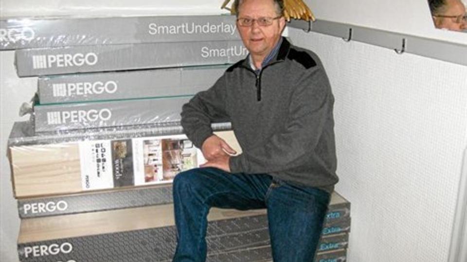 Tovholder Poul E. Jensen har trukket i de mange tråde i forbindelse med gulvrenoveringen i mødesalen på 100 kvm. i medborgerhuset i Haverslev. Her efter hjemkomsten fra trælasthandelen i Aars, hvor de mange kvadratmeter gulvbelægning er købt. Privatf