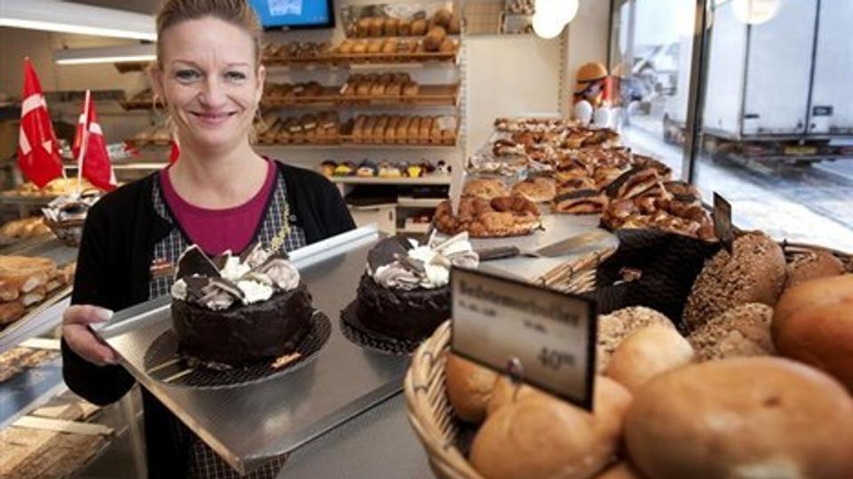 Indehaver Helle Blanck med et bredt udvalg af bageriets sortiment, der dækker både morgenbrød og tør- og flødekager.Foto: Lars Pauli