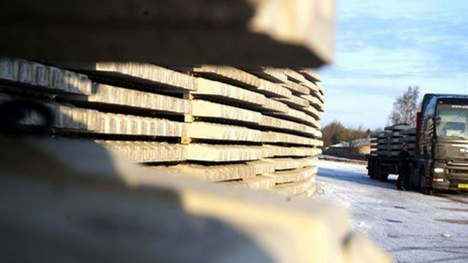 Sveller og andet materiale kommer til Brønderslev Station i pendulfart. Her går arbejdet med nye spor i gang sidst i april. Foto: Kurt Bering