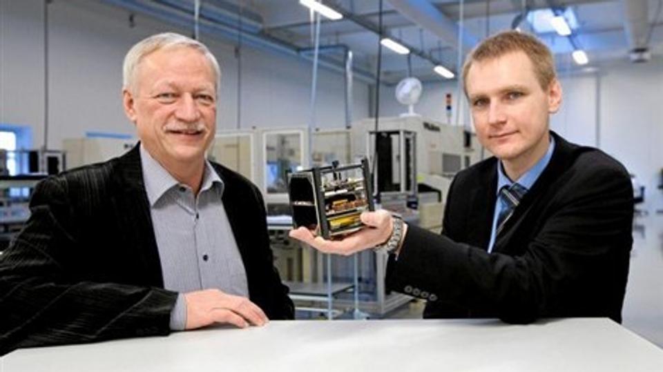 Necas-direktør Ib Gosmer (tv.) og Gomspace-direktør Lars Alminde har indledt et samarbejde, der kan betyde mængder af nordjysk elektronik i kredsløb om Jorden.