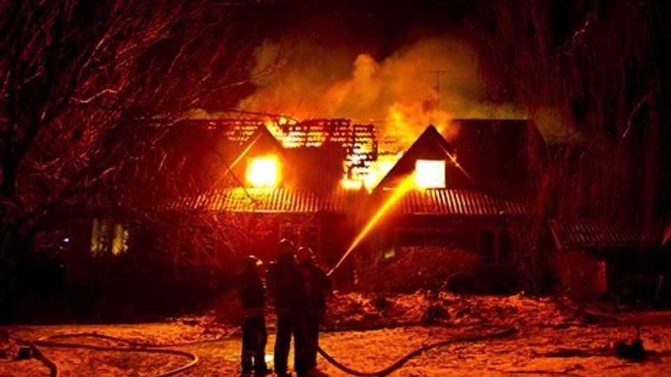 Gårdbrand i Aalestrup fredag aften. Foto: Jan Pedersen