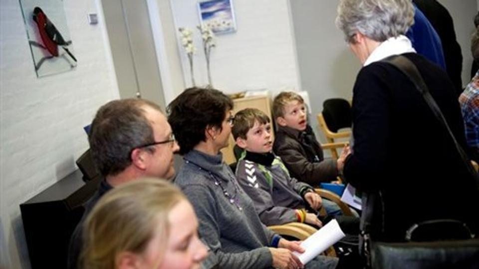 En håndfuld forældre og medlemmer af den nyvalgte skolebestyrelse for friskolen i Hellum inklusiv formand Inger Hjorth med børn (yderst t.h.) var mødt frem i byrådssalen i Nørager. Alle var de glade for byrådsbeslutningen om skolelukningen, og bageft