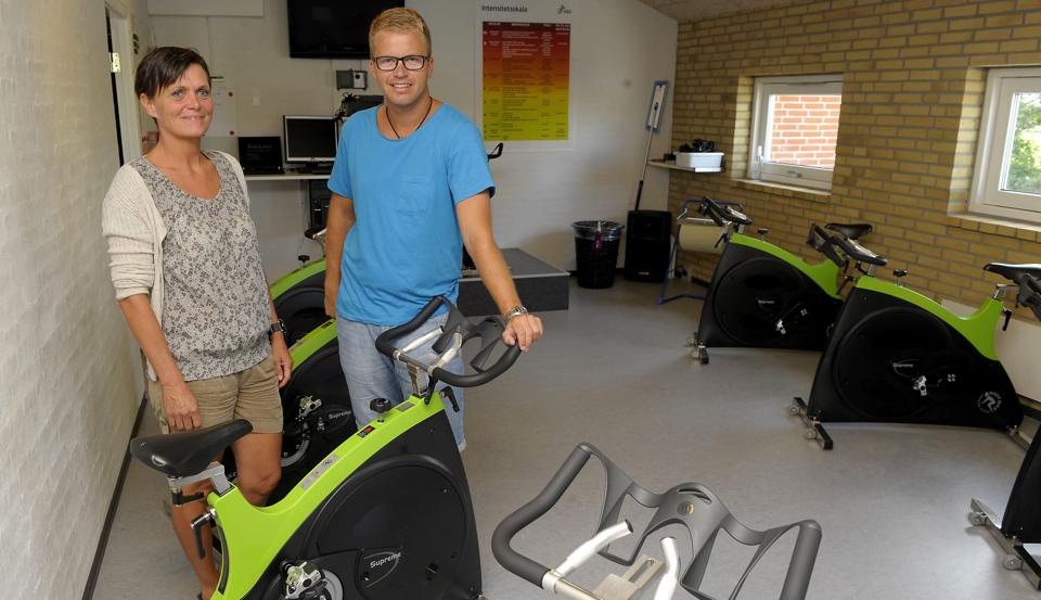 Allerede i maj kom der gang i cyklerne i Nordthy Hallens nye spinninglokale - med Hanne Agerholm og Jimmy Breinholt som to af de frivillige ledere af holdene.Foto: Peter Mørk <i>Foto: Peter Mørk</i>