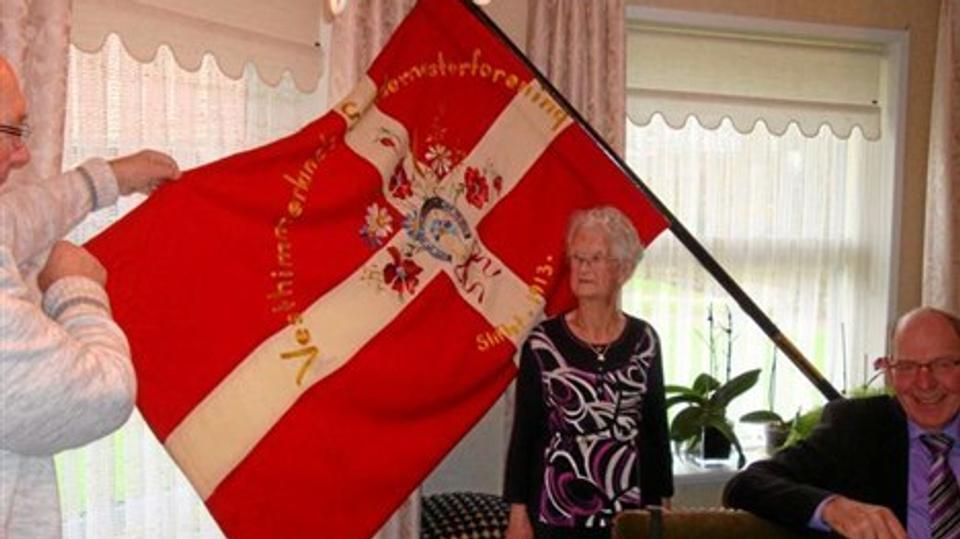 Fødselar Else Pedersen flankeret af smedemester Søren Poulsen fra Mejlby og Holger Sørensen fra Nyrup ved Aars. Privatfoto