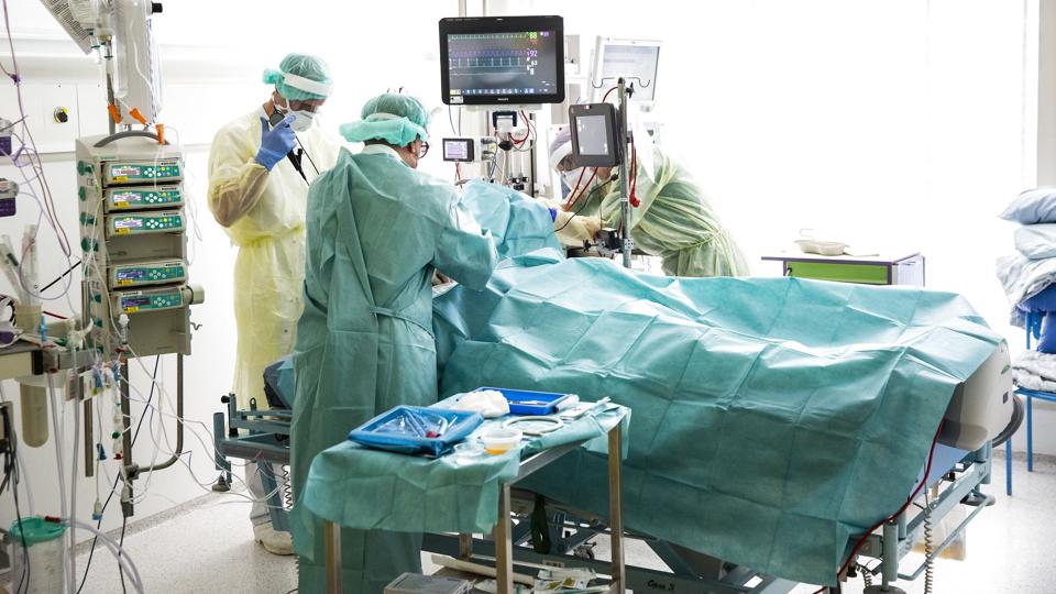 Det højeste antal smittede med corona, der var indlagt på samme tid under første smittebølge, var 1. april 2020. Her var 535 smittede indlagt. Det viser tal fra Statens Serum Institut (SSI). (Arkivfoto). <i>ólafur Steinar Gestsson/Ritzau Scanpix</i>