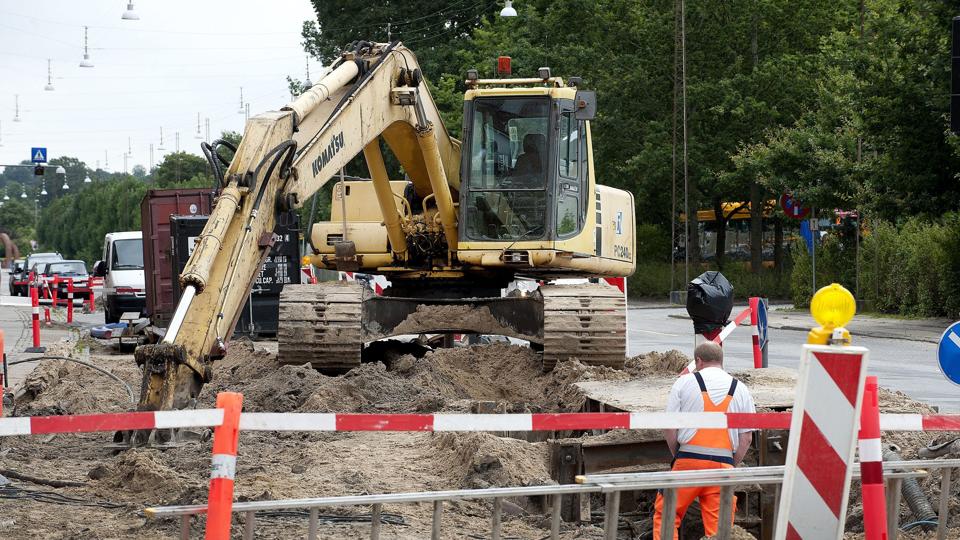 Det var ved denne udgravning, at en jernplade faldt ned over en 31-årig mand fra Fjerritslev-egnen. Foto: Lars Pauli <i>Lars Pauli</i>