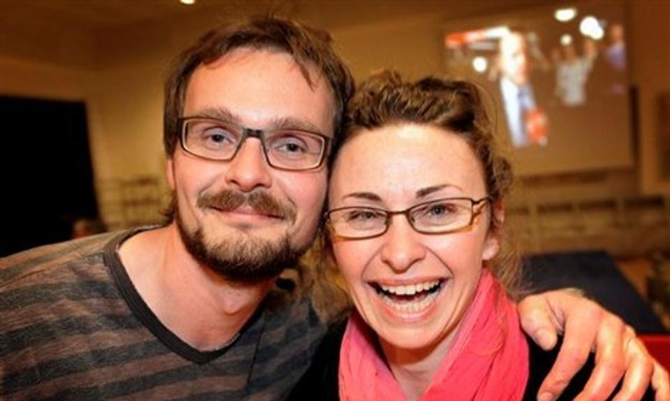 Selv om man er partifæller, kan man godt være uenige. SF'erne Peder Larsen og Melanie Simick står for hvert sit synspunkt i sagen om inklusion i folkeskolen. Her er de fanget storsmilende på valgnatten i november 2009, hvor SF gik et mandat frem. Ark