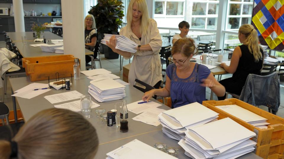 Ansatte på Aalborg Universitet havde i weekenden travlt med at pakke brevene til de tusindvis af ansøgere, der optages her. Foto: Martin Bygballe. <i>Michael Bygballe</i>