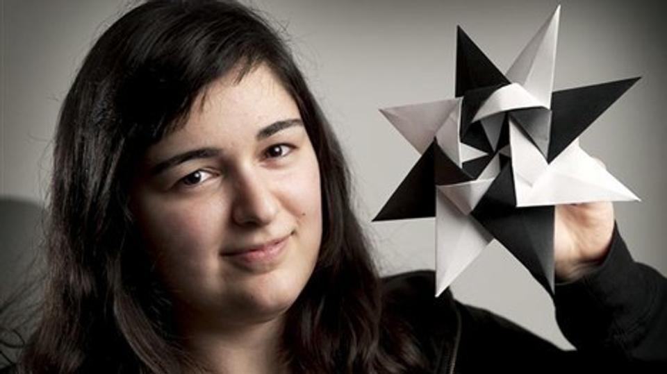 Stjernen ville være et højdepunkt i de flestes karriere som skabere af julepynt. men for Rand Tuwa, der har skolet sig selv i origami, er den ret enkel Foto: Lars Pauli