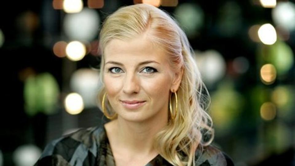 Tv-vært Louise Wolff er voldsomt spændt på opgaven som vært ved Dansk Melodi Grand Prix i morgen aften. Foto: Agnete Schlichtkrull/DR