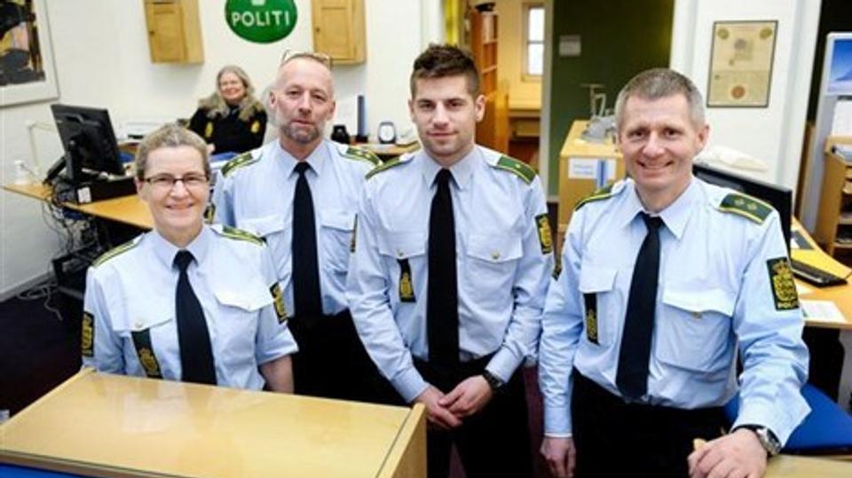 Der er stadig betjente på stationen i Løgstør - det er fra venstre Birgitte Lindhard, Jens Schjær-Jacobsen, Thomas Poulsen og Niels Voldbæk. Bagerst er det Katharina Arnbjørn.