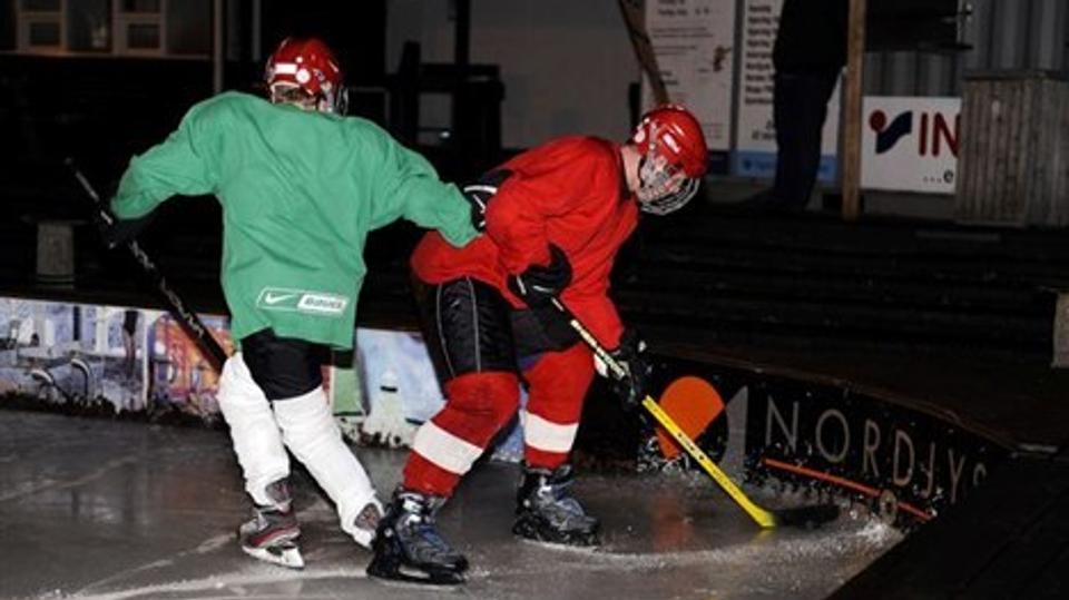 Hjørring forbindes normalt ikke med ishockey, men ungdommen har fået chancen for at prøve kræfter med verdens hurtigste holdspil, så længe skøjtebanen på Hjørring Stadion er sat op.Foto: Bent Bach