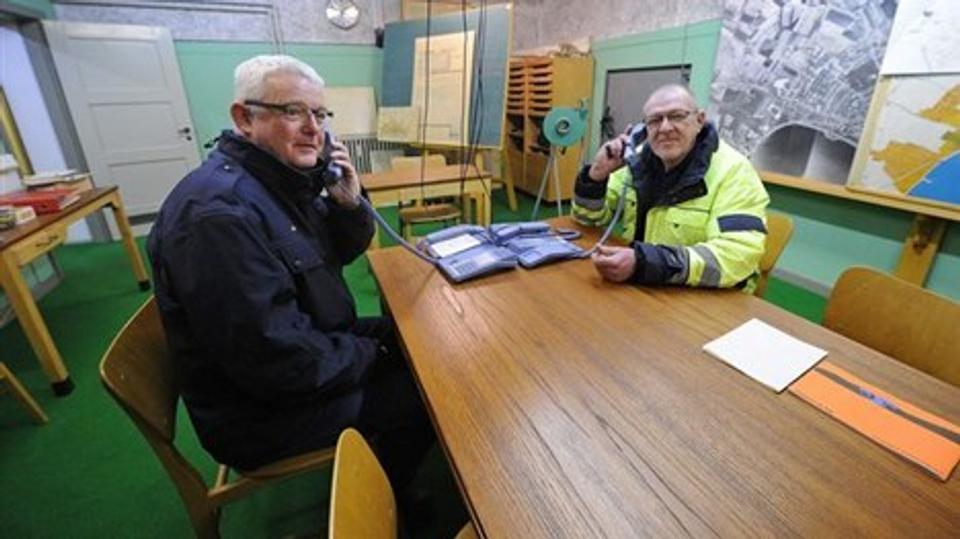 Beredskabschef Søren Funder, til venstre, og beredskabsmester Harry Vester har taget plads ved det store bord i stabsrummet. Herfra skulle alle indsatser i Thisted-området have været styret af borgmester, politimester og de øverste kommunale chefer,