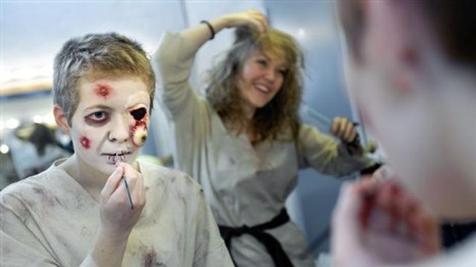 I et stykke fra middelalderen skal der naturligvis også være et par spedalske på scenen. Her er der Kirsten Rafn, der lægger den sidste make up, inden hun skal på scenen. Foto: Claus Søndberg