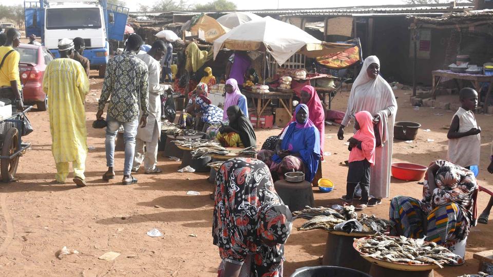 Markedsplads ved landsbyen Farié i det sydvestlige Niger nær grænsen til Burkina Faso. Hele området rystes ofte af jihadist-angreb på civile. <i>Boureima Hama/Ritzau Scanpix</i>