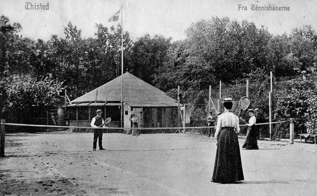Tennis i Christiansgave, hvor byens tennisbaner lå indtil tennisklubben åbnede i 1922. På banen bl. a. læge Poul Nordentoft. <i>Foto: Thisted Lokalhistoriske arkiv</i>