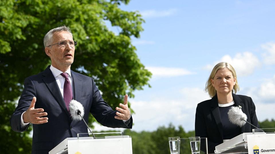 Natos generalsekretær, Jens Stoltenberg, besøgte mandag Sveriges statsminister Magdalena Andersson. De håber begge, at det vil lykkes at overbevise Tyrkiet om, at Sverige hører med i Nato. Den svenske statsminister fremhæver blandt andet skærpet terrorlovgivning som et svar på Tyrkiets bekymringer. <i>Henrik Montgomery/Ritzau Scanpix</i>