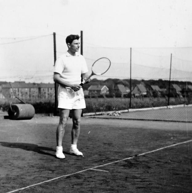 En tidligere klubmester, Søren Winding, fotograferet på klubbens baner i 1952. <i>Foto: Thisted Tennisklub</i>