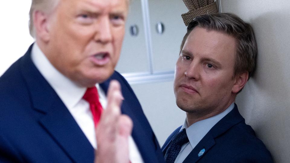 Tidligere kampagnechef Bill Stepien ved siden af Donald Trump om bord på Air Force One i august 2020 efter et valgmøde. <i>Saul Loeb/Ritzau Scanpix</i>