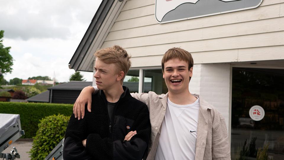 Spændte Bertram og skeptiske Malte er godt på vej mod bedre campingoplevelser. <i>Foto: Anders Mikkelsen, GrafikMøllen.</i>