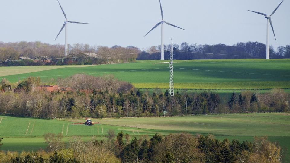 Der skal markant flere vindmøller på land, hvis det står til regeringen, der vil firedoble produktionen af grøn energi fra landvindmøller og solceller i 2030. (Arkivfoto). <i>Bo Amstrup / Ritzau Scanpix/Ritzau Scanpix</i>