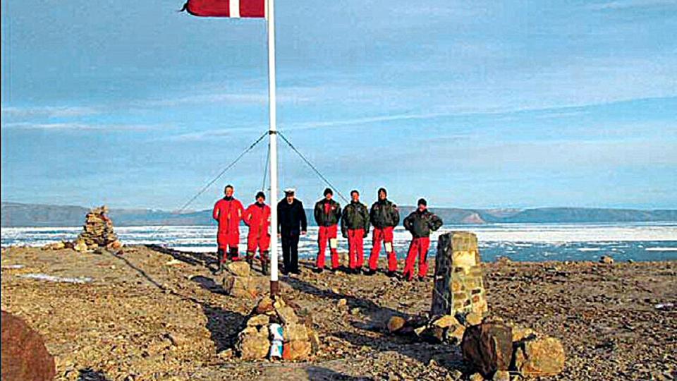 I en håndfuld år i midten af 2000 foregik striden ved, at Danmark hejste dannebrog og efterlod en flaske snaps, mens canadierne hejste deres flag og efterlod en flaske whisky til danskerne, når de genindtog øen. (Arkivfoto). <i>Royal Danish Navy/Ritzau Scanpix</i>