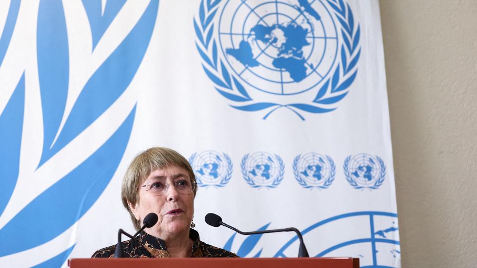 - FN's menneskrettighedschef, Michelle Bachelet, bør fordømme  Kinas grove menneskerettighedskrænkelser, inden hun forlader sit embede, siger Amnesty International- <i>Denis Balibouse/Reuters</i>