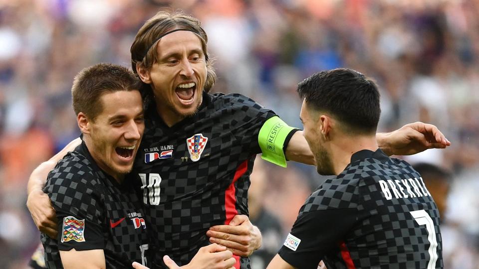 Kroaten Luka Modric (i midten) kunne juble efter scoringen til 1-0 mod Frankrig i Nations League. <i>Franck Fife/Ritzau Scanpix</i>