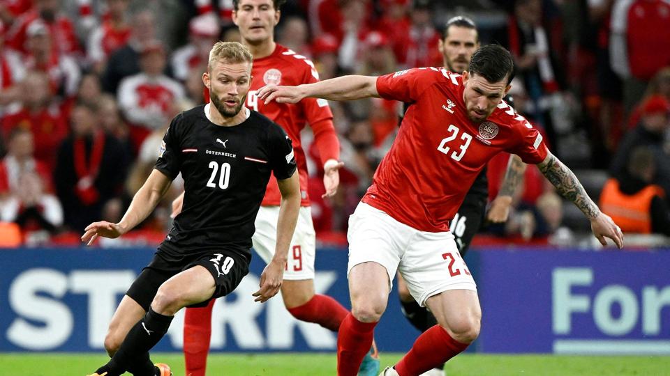 Pierre-Emile Højbjerg og Danmark ligger på førstepladsen i sin Nations League-gruppe. <i>Robert Jaeger/Ritzau Scanpix</i>