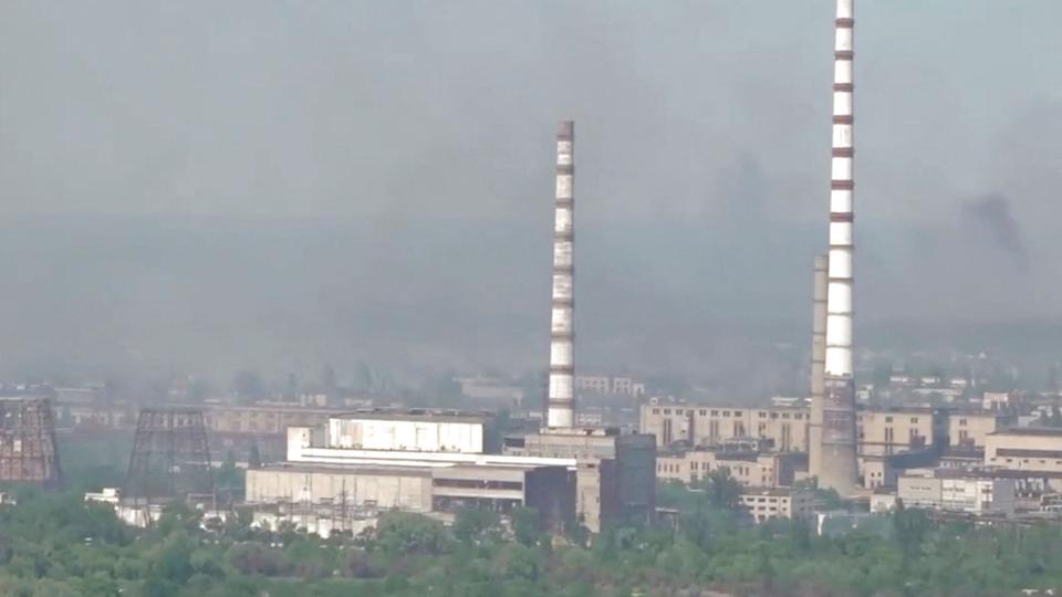 Sort røg over den kemiske fabrik Azot. <i>Luhansk Region Police/Reuters</i>