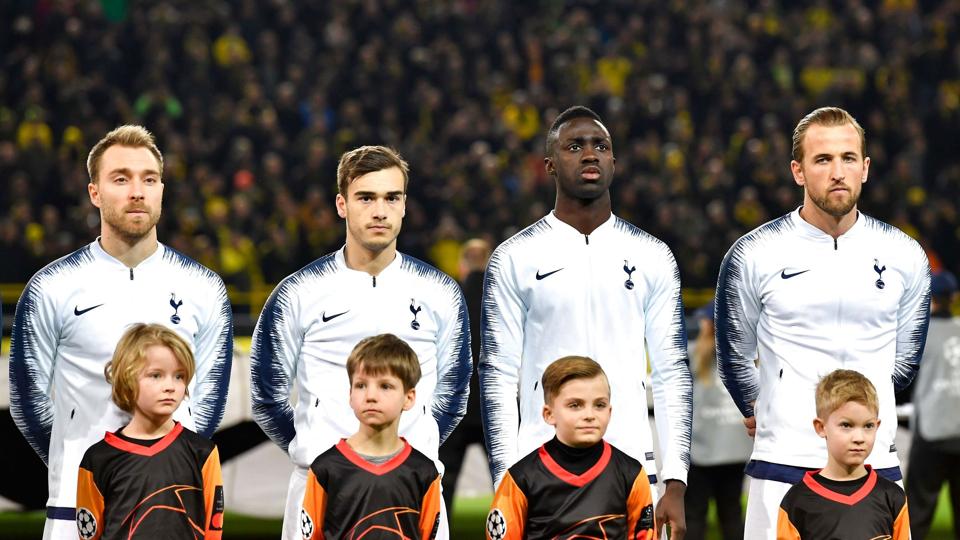 Her ses Christian Eriksen (yderst til venstre), Hugo Lloris (nummer to fra venstre) og Harry Kane (yderst til højre) i marts 2019, da alle tre spillede for Tottenham. <i>John Macdougall/Ritzau Scanpix</i>