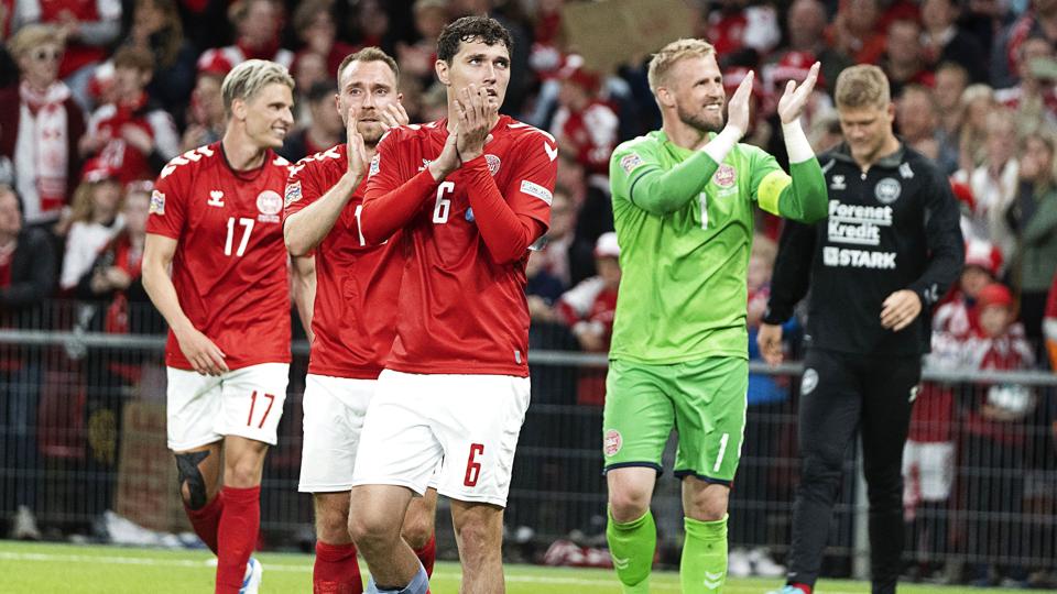 Andreas Christensen takker her de danske fans for støtten efter mandagens sejr over Østrig. <i>Claus Bech/Ritzau Scanpix</i>