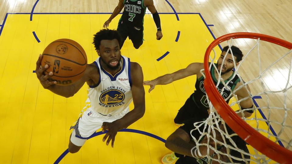 Golden State Warriors' Andrew Wiggins var med til at bringe sit hold tættere på NBA-titlen, da han natten til mandag stod for 26 point mod Boston Celtics. <i>Pool/Ritzau Scanpix</i>