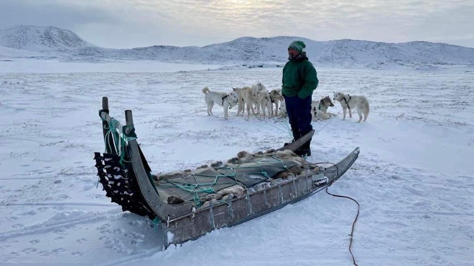 Med nyt grønlandsk bekendtskab susede Amanda igennem sneklædte landskab i hundeslæde. <i>Foto: Amanda Jensen</i>