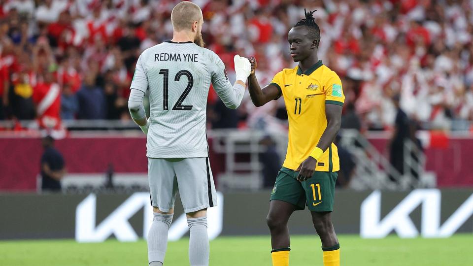 Australiens keeper Andrew Redmayne (tv.) siger held og lykke til Awer Mabil, før den FCM-ejede spiller skal sparke sit straffespark mod Peru. <i>Karim Jaafar/Ritzau Scanpix</i>